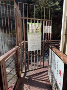 足湯入口の鉄格子