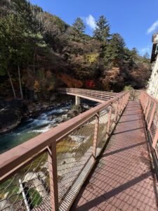 足湯へ向かう鉄橋
